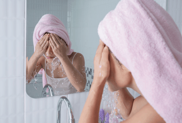 Menina lavando o rosto