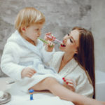 mãe e filho escovando os dentes