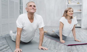idosos fazendo yoga