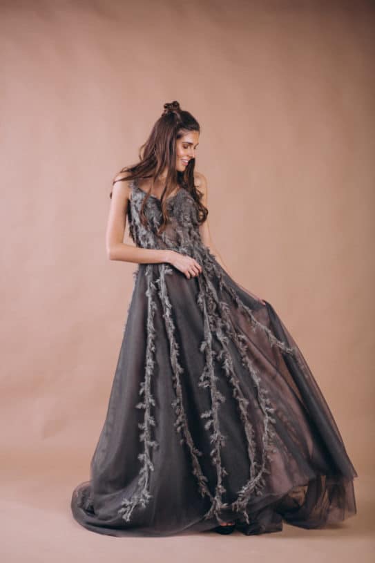 Noiva com vestido cinza