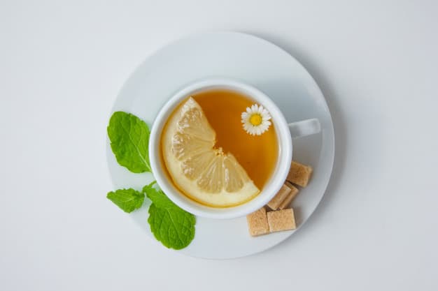 Xícara de chá de camomila com limão