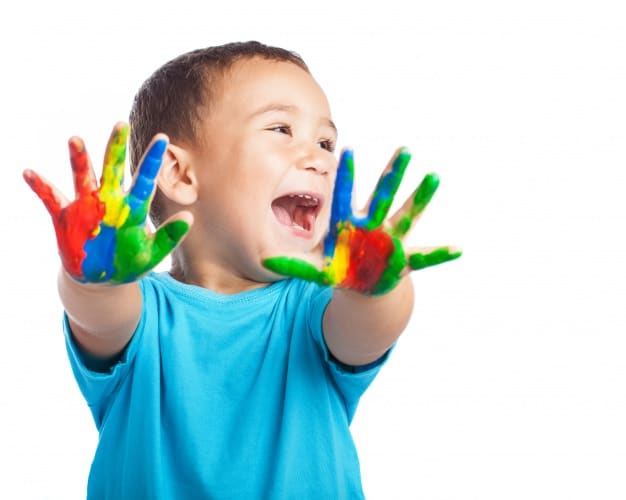 Criança com as mãos pintadas