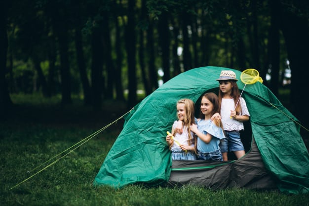 Garotas acampando na floresta