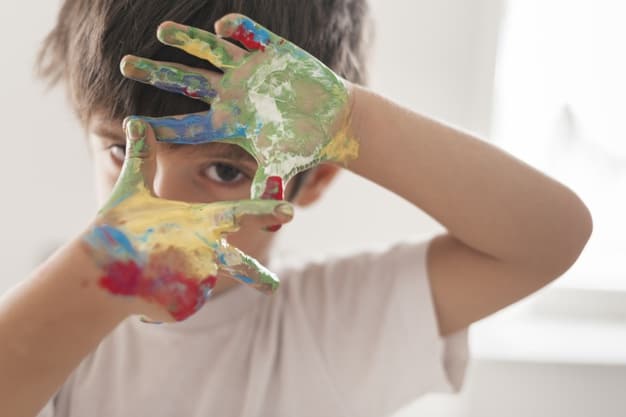 Criança pintando como um artista