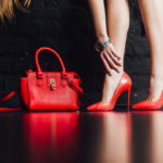 Sapato vermelho e bolsa vermelha