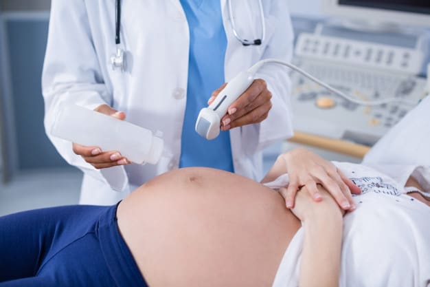 grávida fazendo pré natal