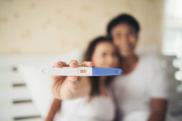Casal com teste de gravidez positivo positivo
