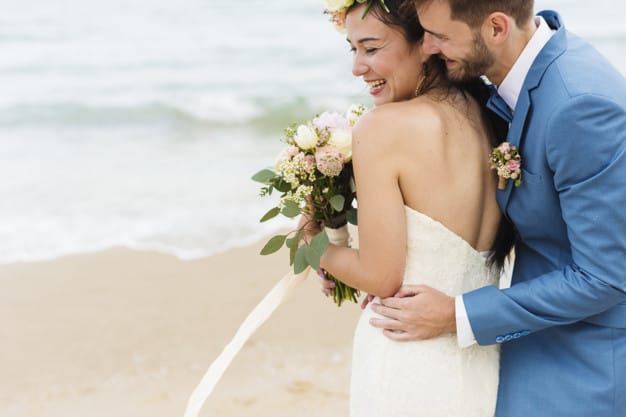 Casamento na praia: O que usar nos pés