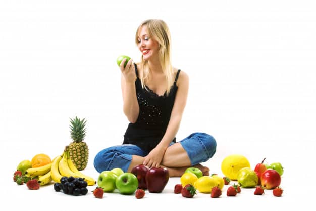 mulher com frutas