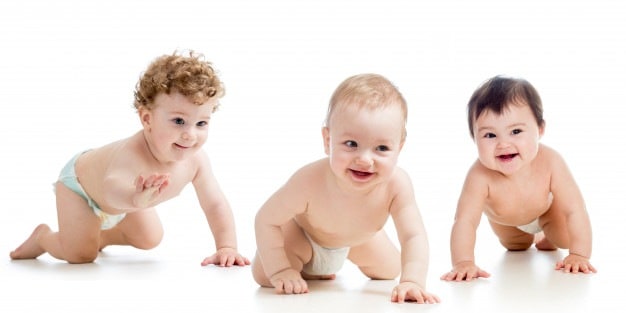 trio de bebês sorrindo