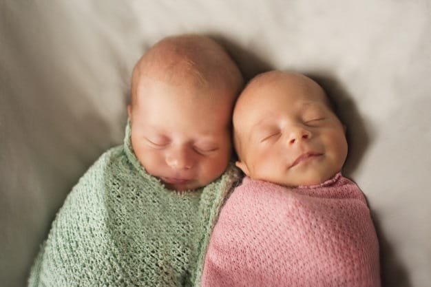 bebês gêmeos dormindo