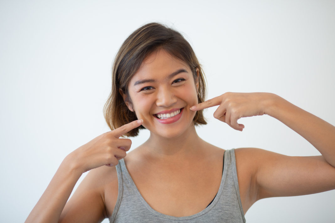 saúde bucal mulher sorrindo cuidados com os dentes