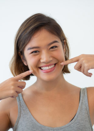 saúde bucal mulher sorrindo cuidados com os dentes