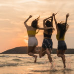 três mulheres na praia