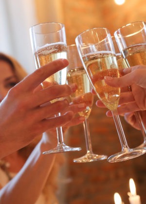 dicas para tomar espumante no ano novo taças de champanhe
